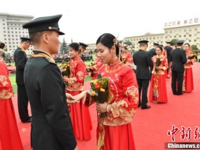 火箭軍某部101對新人軍營(yíng)結連理